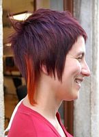 cieniowane fryzury krótkie - uczesanie damskie z włosów krótkich cieniowanych zdjęcie numer 44A